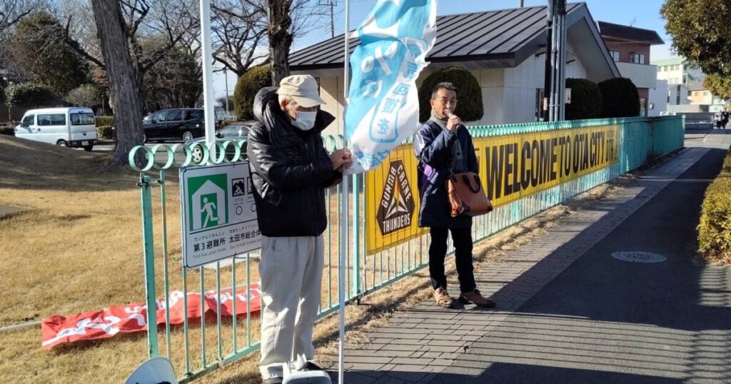 二十歳を祝う会　会場入り口でお祝いを