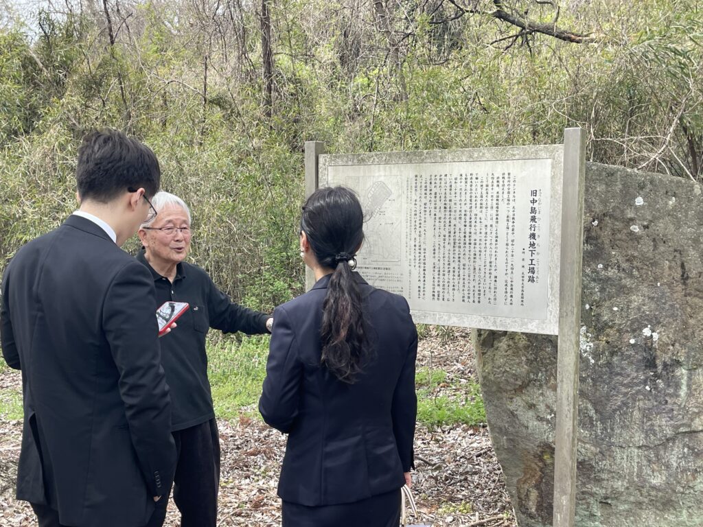 第74回 中国人強制連行殉難者慰霊祭 中国大使館 公使参事官 アタッシェが石塚氏と中島飛行機トンネル工場視察 2026年4月5日
