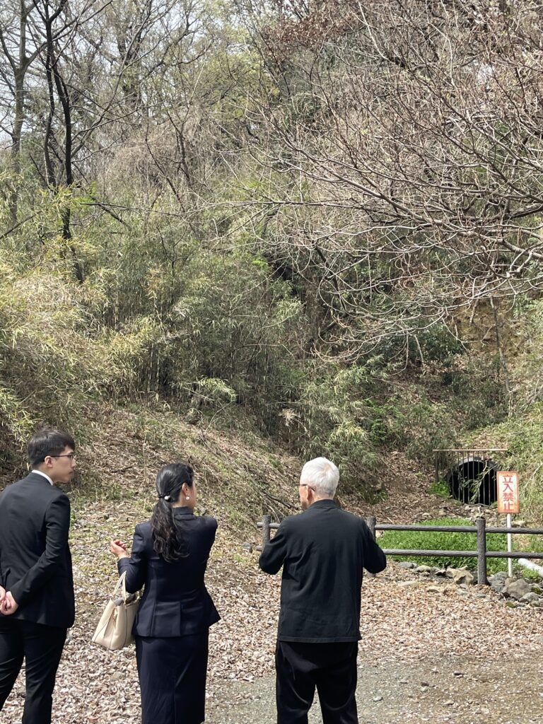 第74回 中国人強制連行殉難者慰霊祭 中国大使館 公使参事官 アタッシェが石塚氏と中島飛行機トンネル工場視察 2026年4月5日