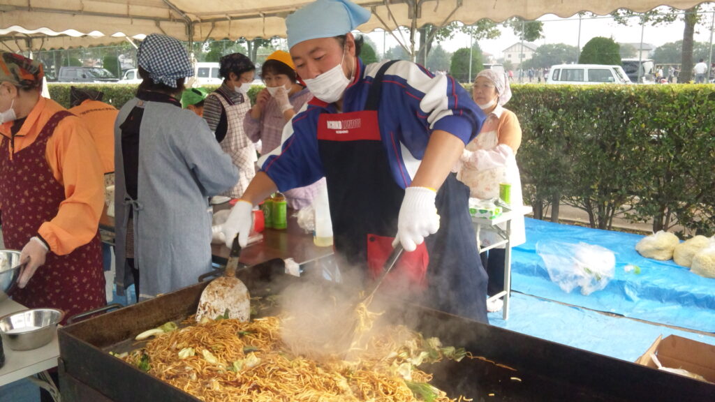 韮川ふれあいまつり2013 焼きそばを焼く矢部議員
