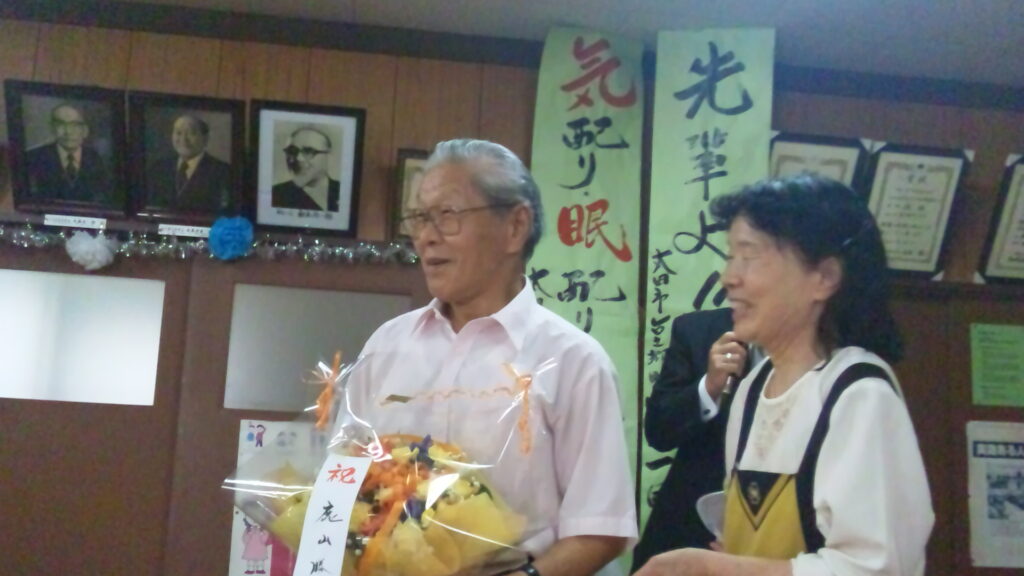 台之郷4区　敬老会　80歳の出席者に花束贈呈