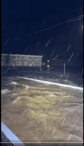 バナー 大雨冠水 藪塚町 西野公民館付近 白線のように見えるのはガードレールの上端 この撮影後に冠水がピークに 2026年7月17日