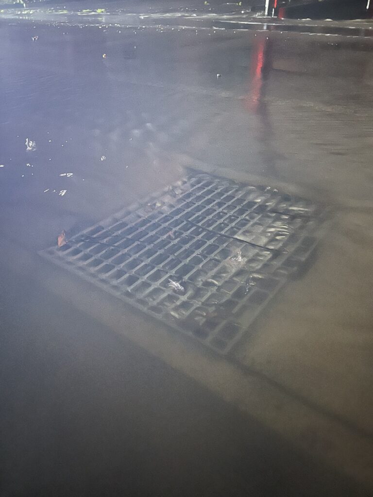 大雨冠水 石原町 15年前に排水改良した区間 グレーチングから側溝に落ちる雨水の流れ 2026年7月17日