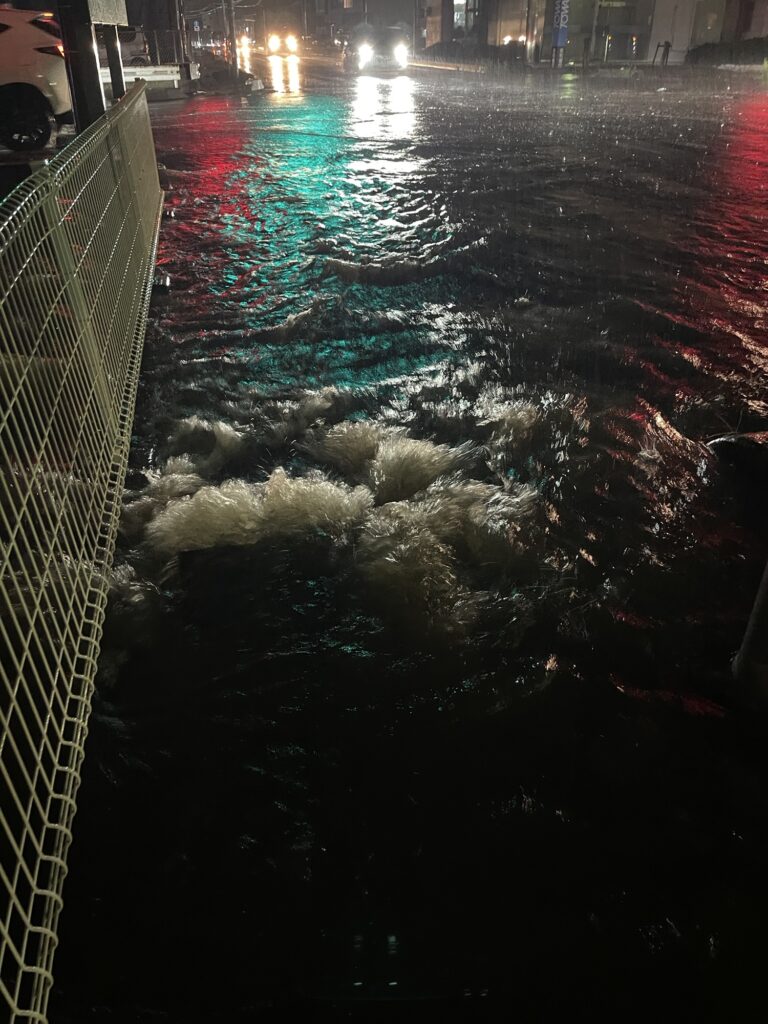 大雨冠水 石原東交差点付近 側溝から噴き出す雨水 2026年7月17日