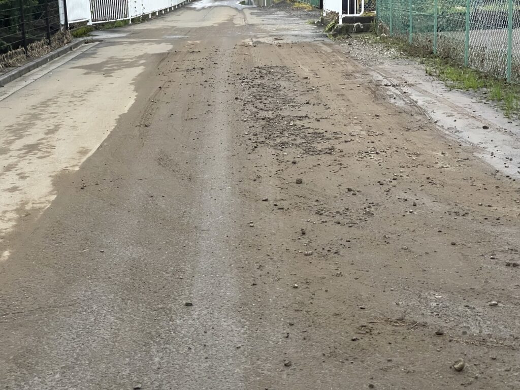 2026年7月17日豪雨 あふれた鶴巻川近くの道路 7月18日