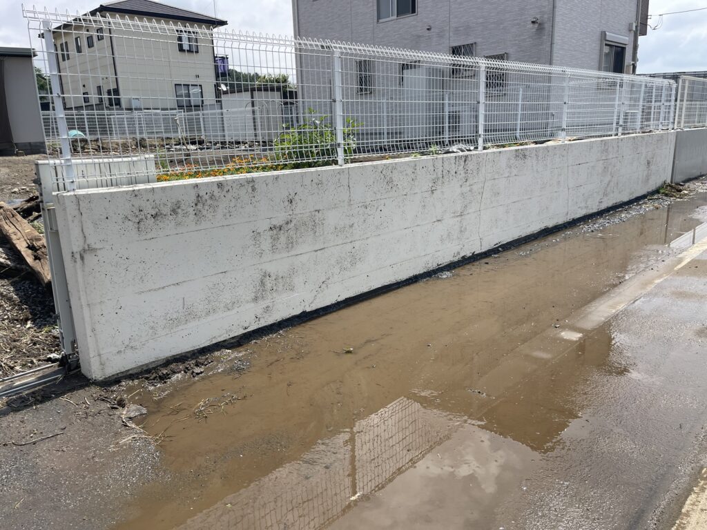 大雨冠水 藪塚町 西野公民館と周辺 フェンスの高さまで冠水 2026年7月19日