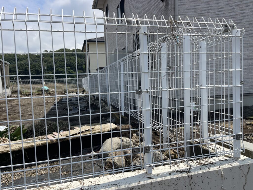 大雨冠水 藪塚町 西野公民館と周辺 フェンスの高さまで冠水 2026年7月19日